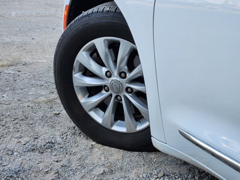 Used 2017 Chrysler Pacifica Touring-L image 23