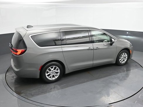 Used 2023 Chrysler Pacifica Touring-L image 38