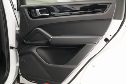 Used 2022 Porsche Cayenne w/ Premium Package image 39