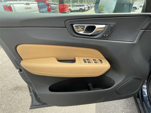 Used 2020 Volvo XC60 T6 Momentum image 16