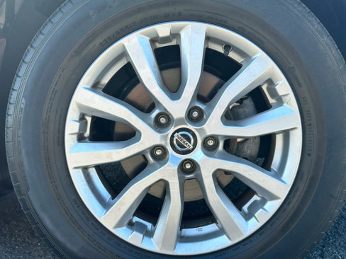 Used 2018 Nissan Rogue SV w/ Sun & Sound Touring Package image 9