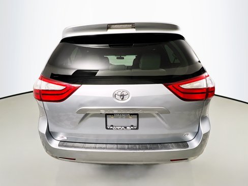Used 2015 Toyota Sienna LE image 6