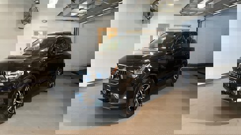 Certified 2025 Volvo XC40 B5 Core image 1