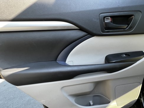Used 2015 Toyota Highlander LE image 29