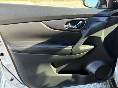 Used 2018 Nissan Rogue S image 11