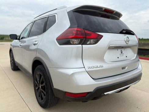 Used 2018 Nissan Rogue SV image 8