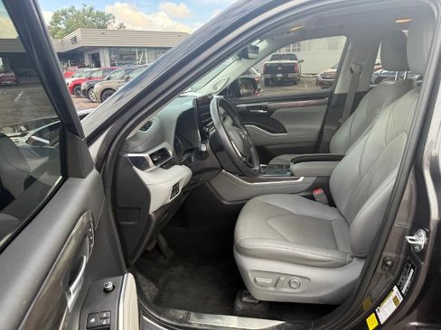 Used 2021 Toyota Highlander Platinum image 11