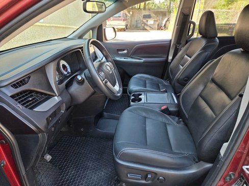 Used 2016 Toyota Sienna SE image 29