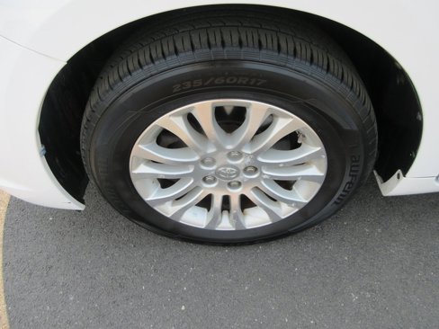 Used 2013 Toyota Sienna XLE image 12