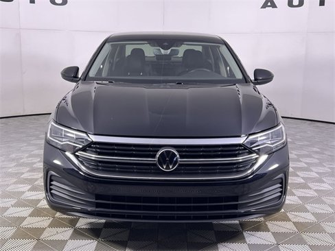 Used 2024 Volkswagen Jetta SE w/ Panoramic Sunroof Package image 2
