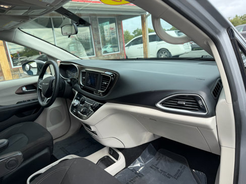 Used 2020 Chrysler Voyager LX image 23