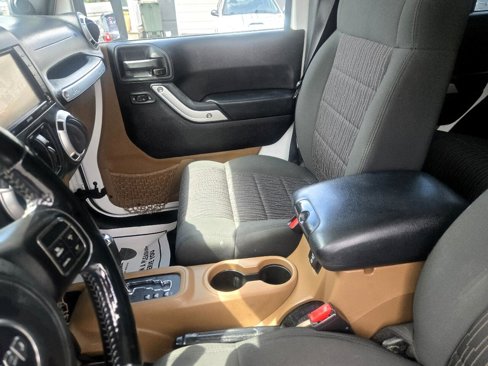 Used 2012 Jeep Wrangler Unlimited Rubicon w/ Connectivity Group image 34