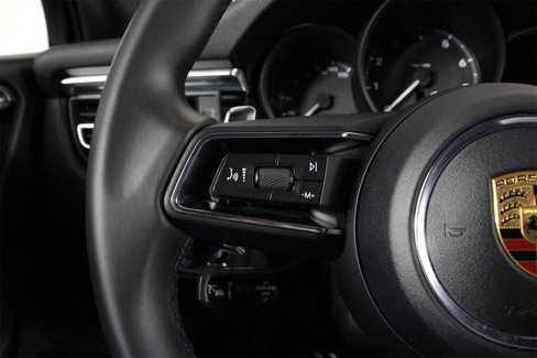 Certified 2025 Porsche Macan image 14