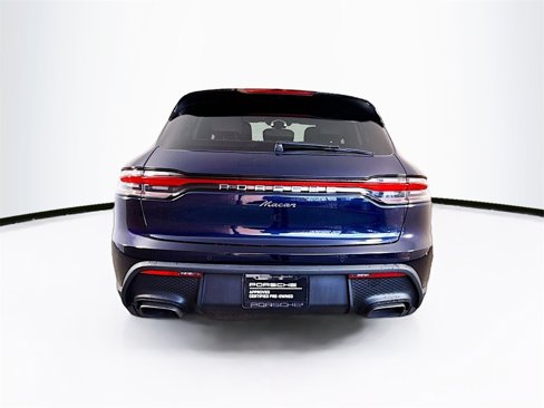 Certified 2022 Porsche Macan image 10