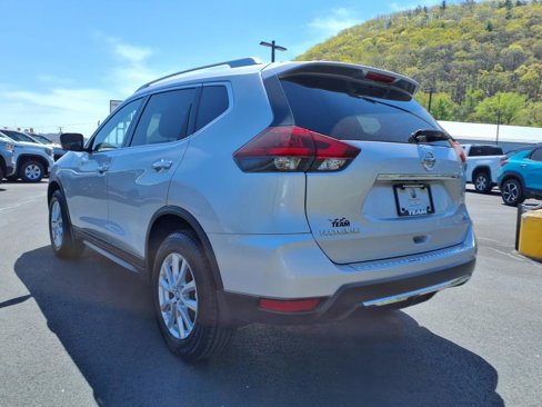 Used 2018 Nissan Rogue SV w/ Premium Package image 3