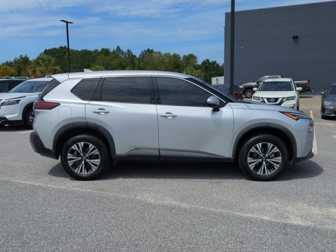 Used 2021 Nissan Rogue SV image 2