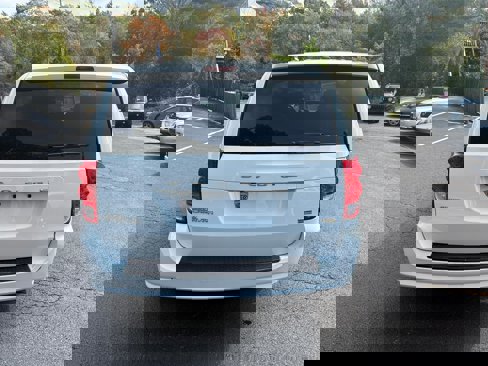 Used 2018 Dodge Grand Caravan SE image 5