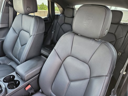 Certified 2024 Porsche Macan image 6