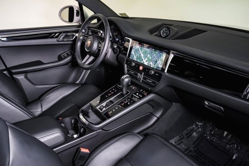 Certified 2025 Porsche Macan image 14