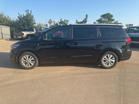 Used 2017 Kia Sedona LX w/ LX Essentials Premium Package image 2