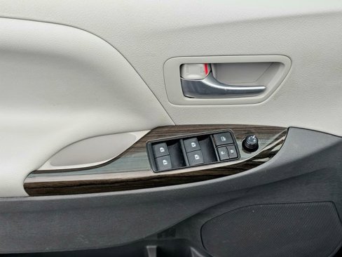 Used 2017 Toyota Sienna XLE Premium image 22