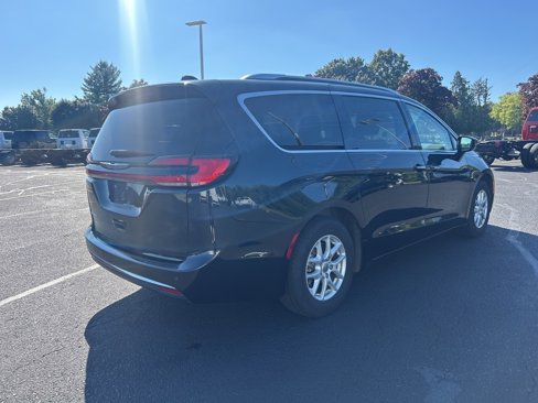 Used 2021 Chrysler Pacifica Touring-L image 9