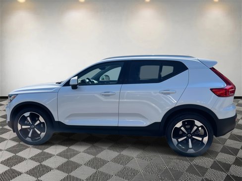 Used 2021 Volvo XC40 T5 Momentum w/ Premium Package image 6