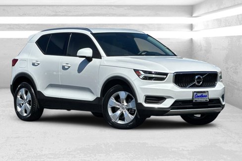 Certified 2022 Volvo XC40 T5 Momentum image 1