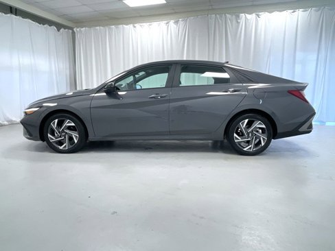 Used 2025 Hyundai Elantra Sport image 2
