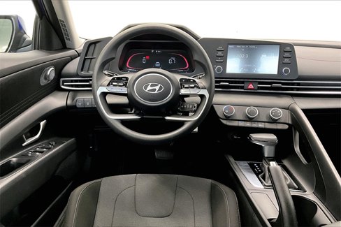 Certified 2025 Hyundai Elantra SE image 5
