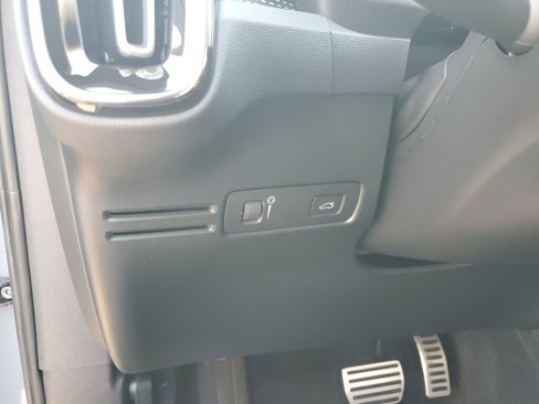 Used 2022 Volvo XC40 P8 Recharge Plus image 28