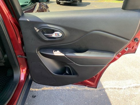 Used 2020 Jeep Cherokee Trailhawk image 16