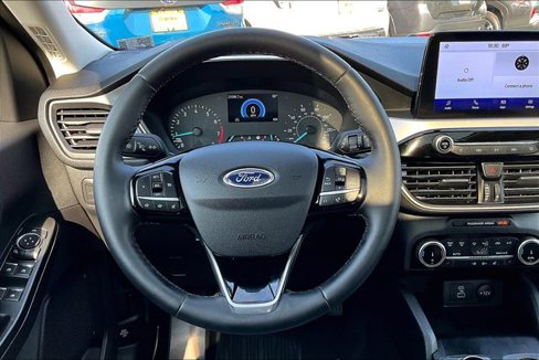 Used 2022 Ford Escape SE w/ SE Sport Appearance Package image 5