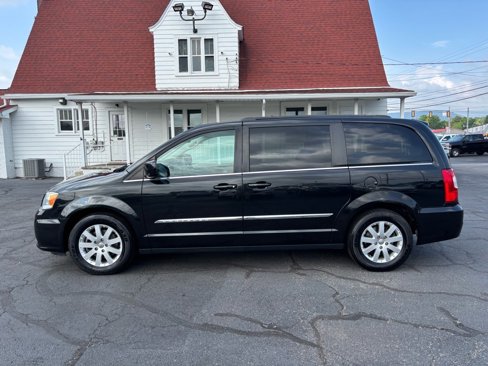 Used 2016 Chrysler Town & Country Touring image 4
