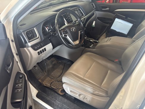 Used 2017 Toyota Highlander SE image 7