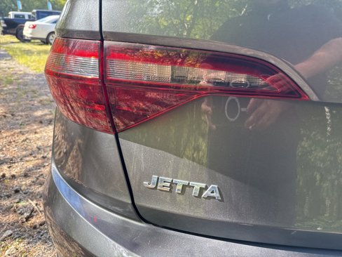 Used 2021 Volkswagen Jetta SE w/ SE Cold Weather Package image 10