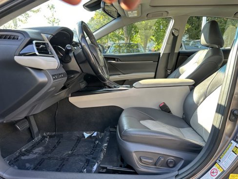 Used 2018 Toyota Camry XLE image 11