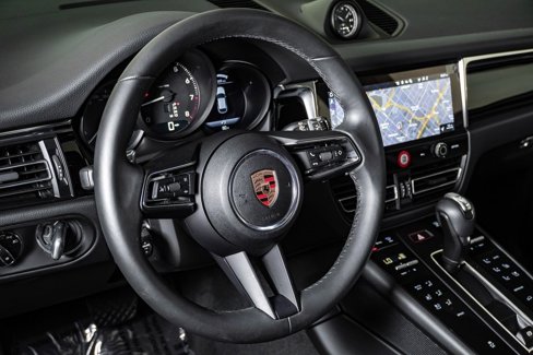 Certified 2025 Porsche Macan image 18