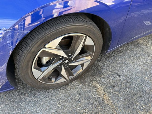 Certified 2023 Hyundai Elantra Limited w/ Preferred Accessory Package image 3