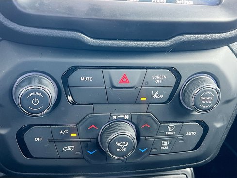 Used 2021 Jeep Renegade Latitude image 18