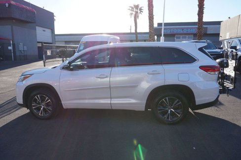 Used 2017 Toyota Highlander FWD V6 image 3