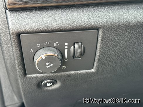 Used 2016 Jeep Grand Cherokee Laredo 75th Anniversary image 38