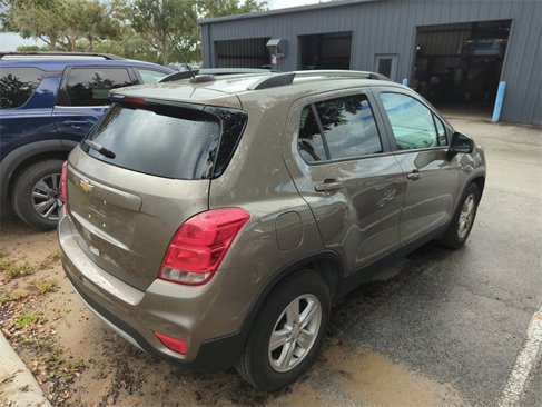 Used 2022 Chevrolet Trax LT w/ LT Convenience Package image 2