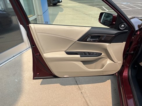 Used 2017 Honda Accord EX-L image 11