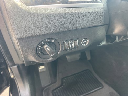 Used 2013 Chrysler 300 C image 27