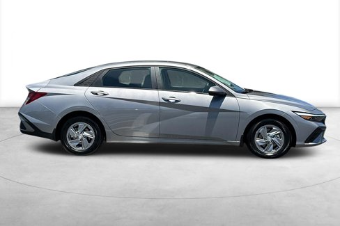 Certified 2025 Hyundai Elantra SE image 9