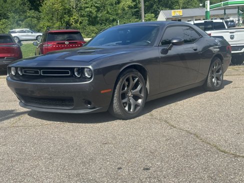 Used 2015 Dodge Challenger SXT image 1