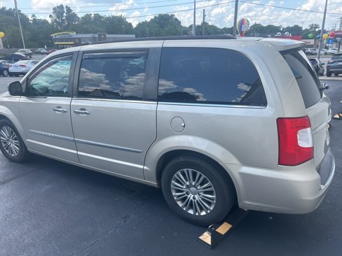 Used 2014 Chrysler Town & Country Touring-L w/ Driver Convenience Group image 5