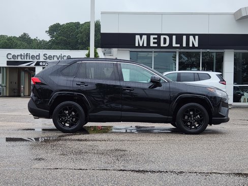 Used 2021 Toyota RAV4 LE image 8