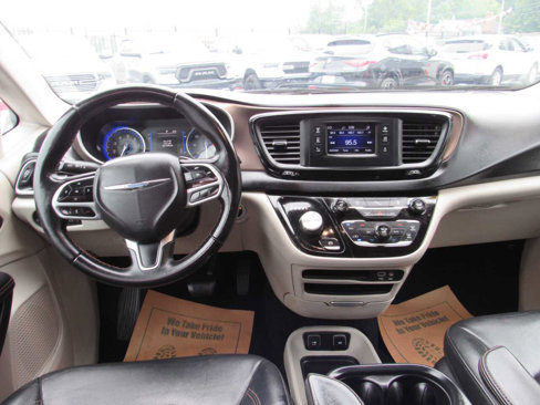 Used 2017 Chrysler Pacifica Touring-L image 11